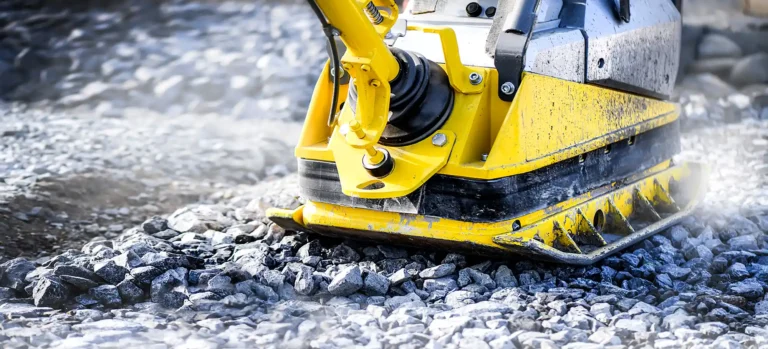 Vibratory plate heavy machine compactor for construction compacting